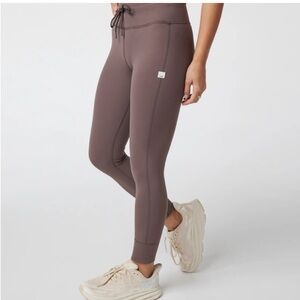 Vuori Daily Leggings in maroon